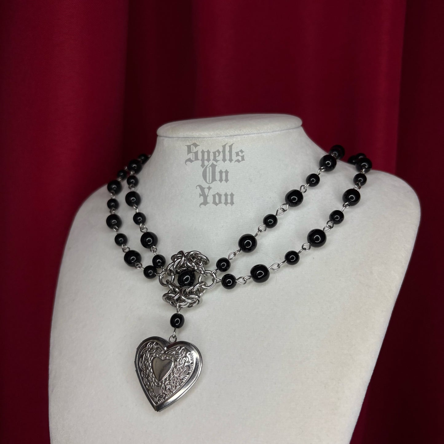 ‘𝖘𝖙𝖗𝖆𝖓𝖌𝖊 𝖑𝖚𝖛’ 𝖇𝖊𝖆𝖉𝖊𝖉 𝖓𝖊𝖈𝖐𝖑𝖆𝖈𝖊