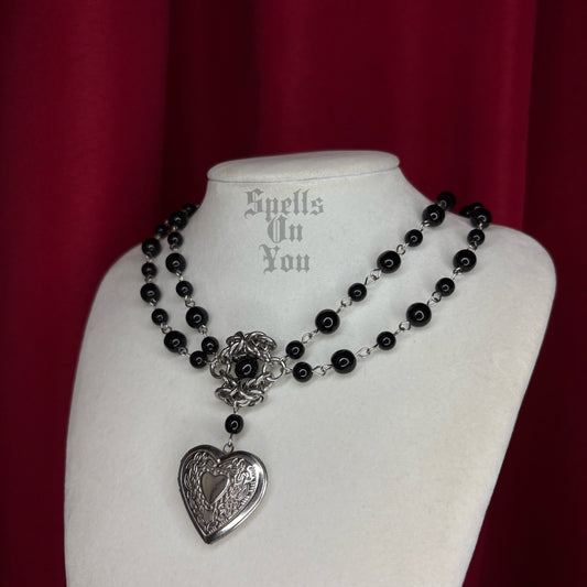 ‘𝖘𝖙𝖗𝖆𝖓𝖌𝖊 𝖑𝖚𝖛’ 𝖇𝖊𝖆𝖉𝖊𝖉 𝖓𝖊𝖈𝖐𝖑𝖆𝖈𝖊