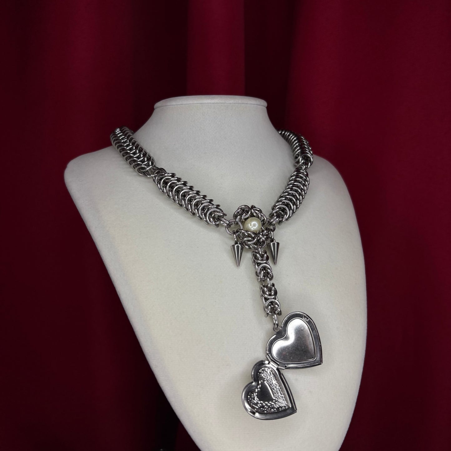 ‘𝕾𝖙𝖗𝖆𝖓𝖌𝖊 𝕷𝖚𝖛’ 𝕮𝖍𝖆𝖎𝖓𝖒𝖆𝖎𝖑 𝕮𝖔𝖑𝖑𝖆𝖗