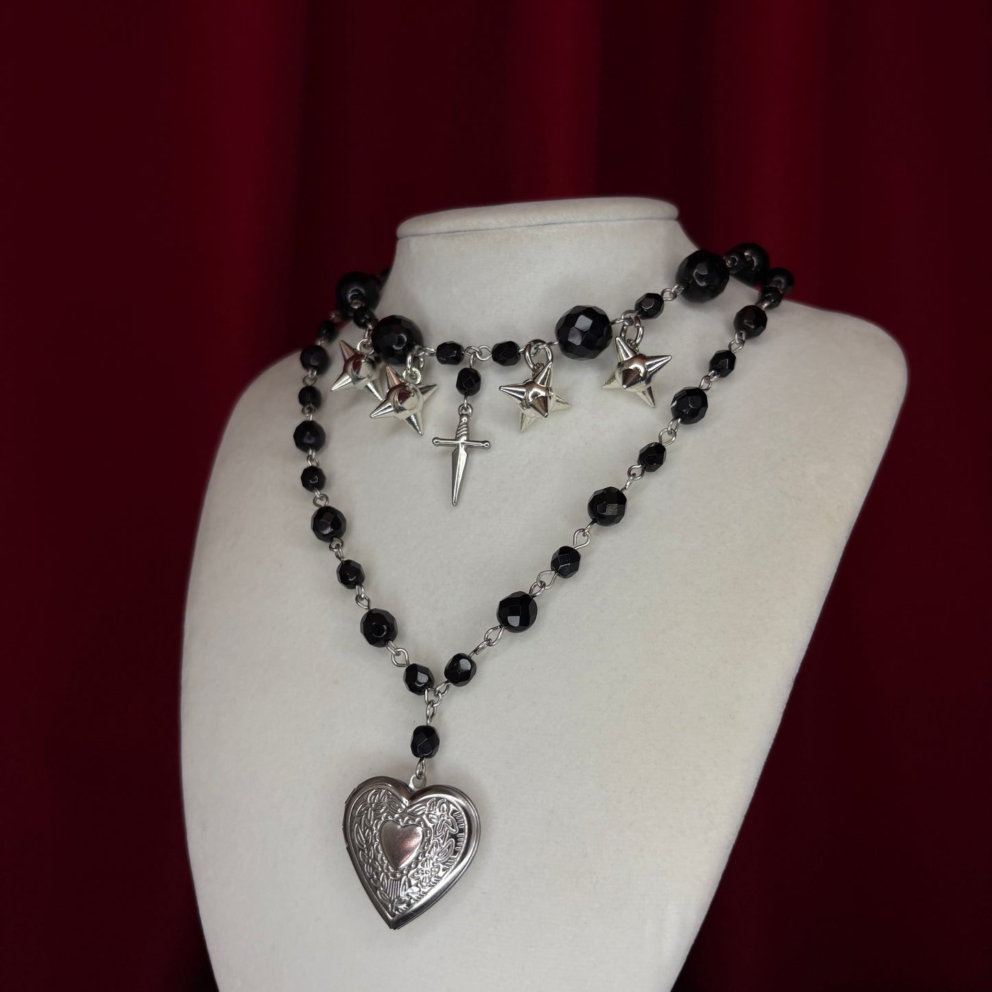 ‘𝖘𝖙𝖗𝖆𝖓𝖌𝖊 𝖑𝖚𝖛’ 𝖑𝖆𝖞𝖊𝖗𝖊𝖉 𝖈𝖍𝖆𝖗𝖒 𝖓𝖊𝖈𝖐𝖑𝖆𝖈𝖊