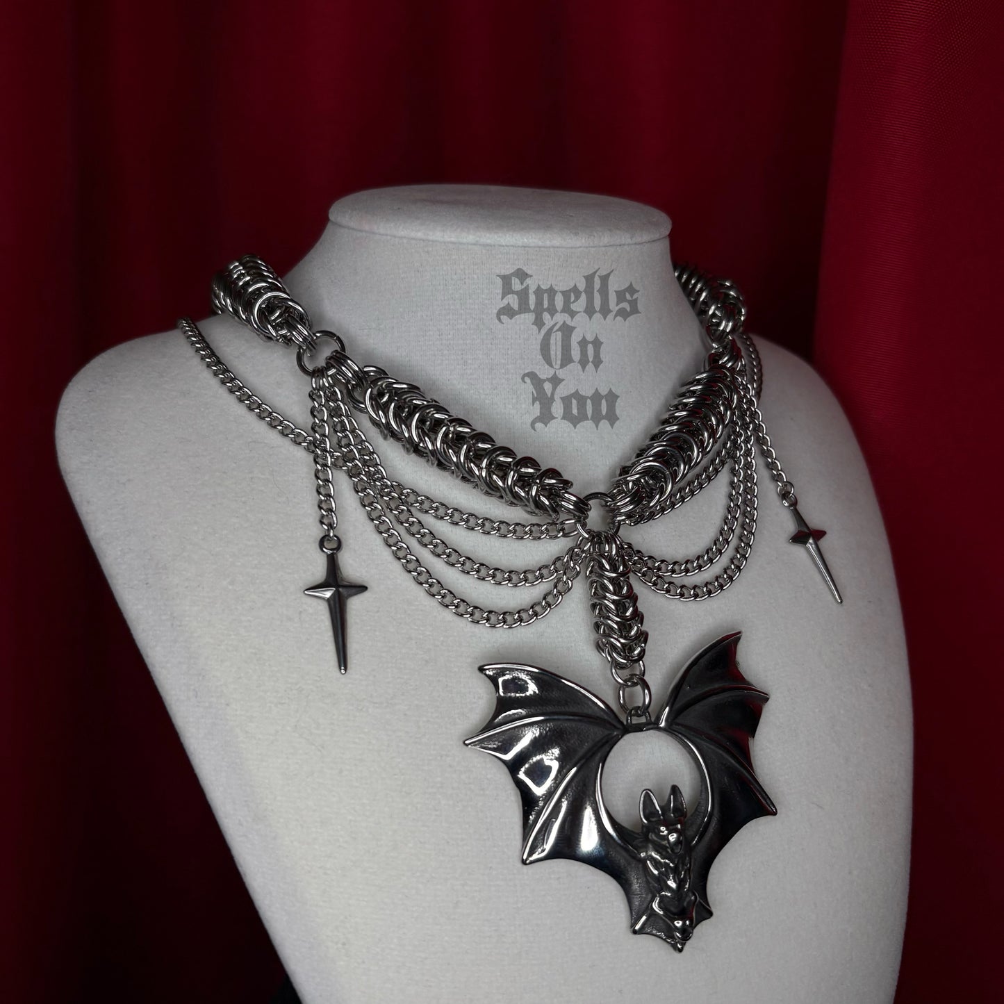 ‘𝕷𝖔𝖛𝖊 𝕬𝖙 𝕱𝖎𝖗𝖘𝖙 𝕭𝖎𝖙𝖊’ 𝕮𝖍𝖆𝖎𝖓𝖒𝖆𝖎𝖑 𝕹𝖊𝖈𝖐𝖑𝖆𝖈𝖊