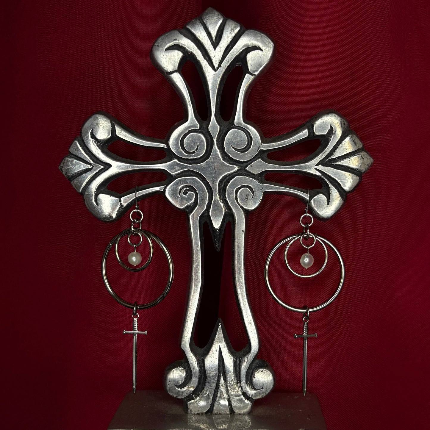 ‘𝕶𝖓𝖎𝖋𝖊 𝕻𝖗𝖙𝖞’ 𝕳𝖔𝖔𝖕 𝕰𝖆𝖗𝖗𝖎𝖓𝖌𝖘