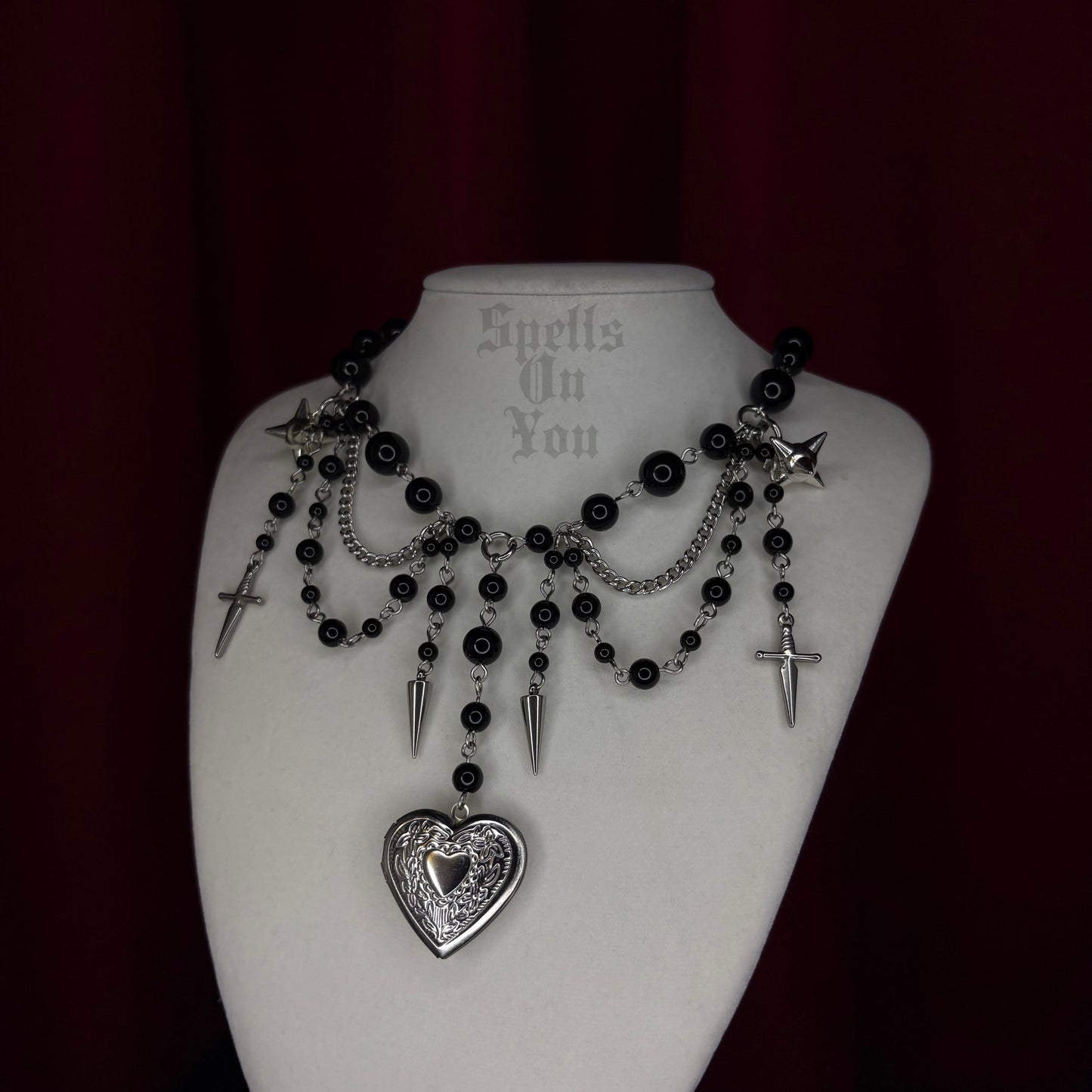 '𝕾𝖙𝖗𝖆𝖓𝖌𝖊 𝕷𝖚𝖛' 𝕭𝖊𝖆𝖉𝖊𝖉 𝕮𝖍𝖆𝖗𝖒 𝕷𝖆𝖞𝖊𝖗𝖊𝖉 𝕹𝖊𝖈𝖐𝖑𝖆𝖈𝖊