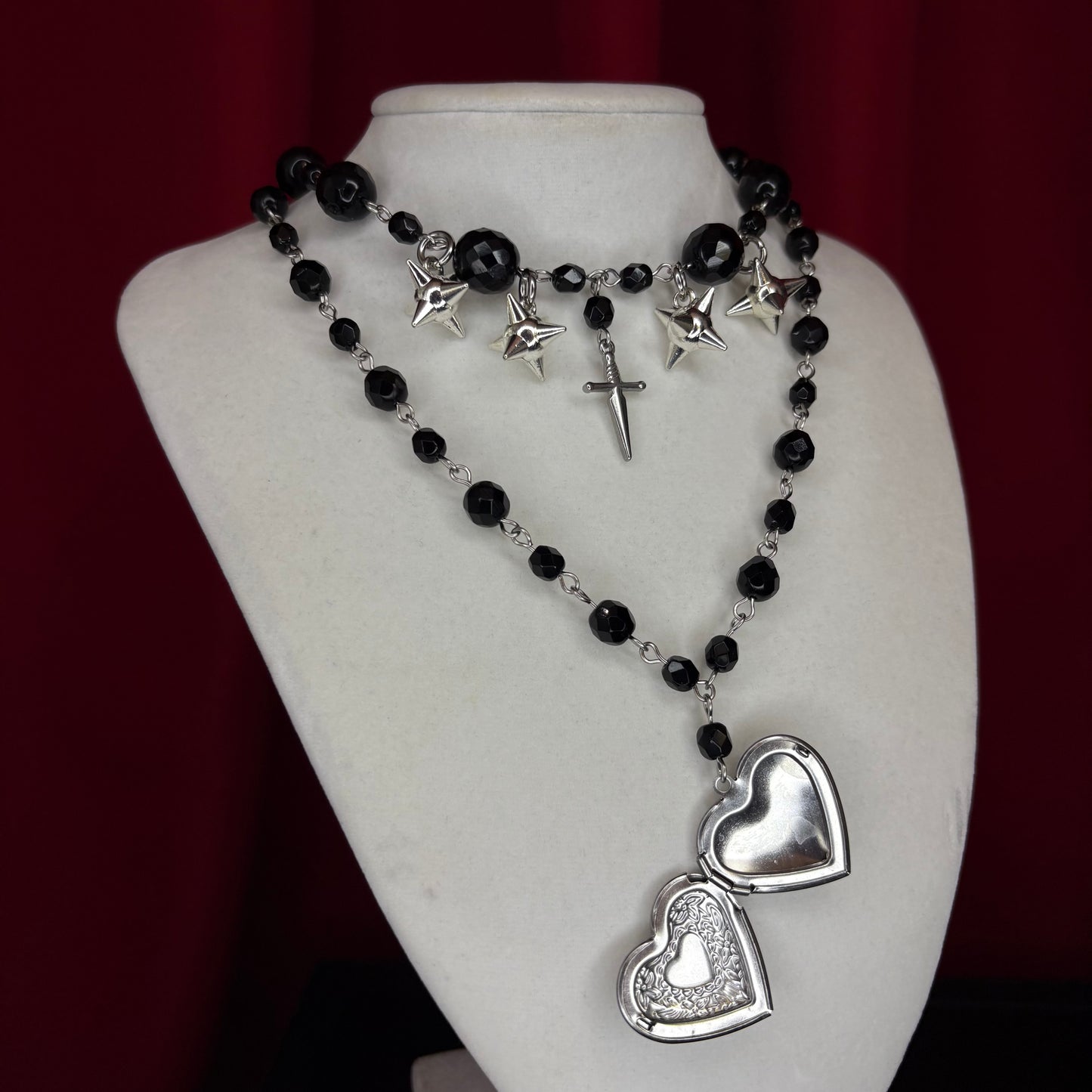 ‘𝖘𝖙𝖗𝖆𝖓𝖌𝖊 𝖑𝖚𝖛’ 𝖑𝖆𝖞𝖊𝖗𝖊𝖉 𝖈𝖍𝖆𝖗𝖒 𝖓𝖊𝖈𝖐𝖑𝖆𝖈𝖊