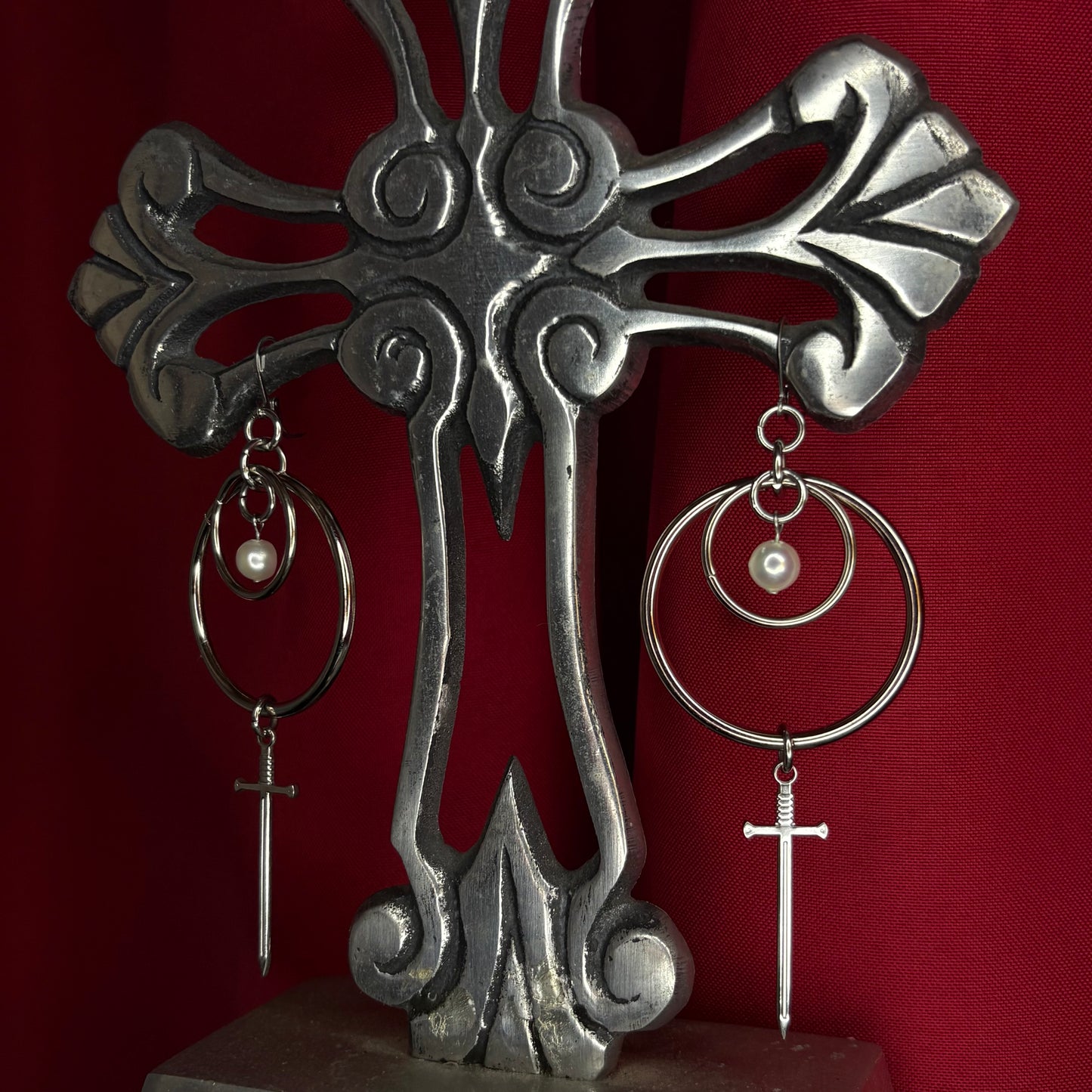 ‘𝕶𝖓𝖎𝖋𝖊 𝕻𝖗𝖙𝖞’ 𝕳𝖔𝖔𝖕 𝕰𝖆𝖗𝖗𝖎𝖓𝖌𝖘