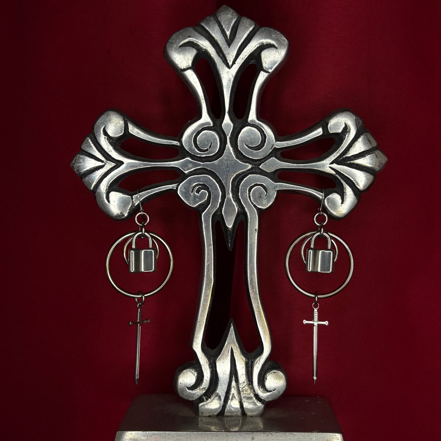 ‘𝕶𝖓𝖎𝖋𝖊 𝕻𝖗𝖙𝖞’ 𝕳𝖔𝖔𝖕 𝕰𝖆𝖗𝖗𝖎𝖓𝖌𝖘