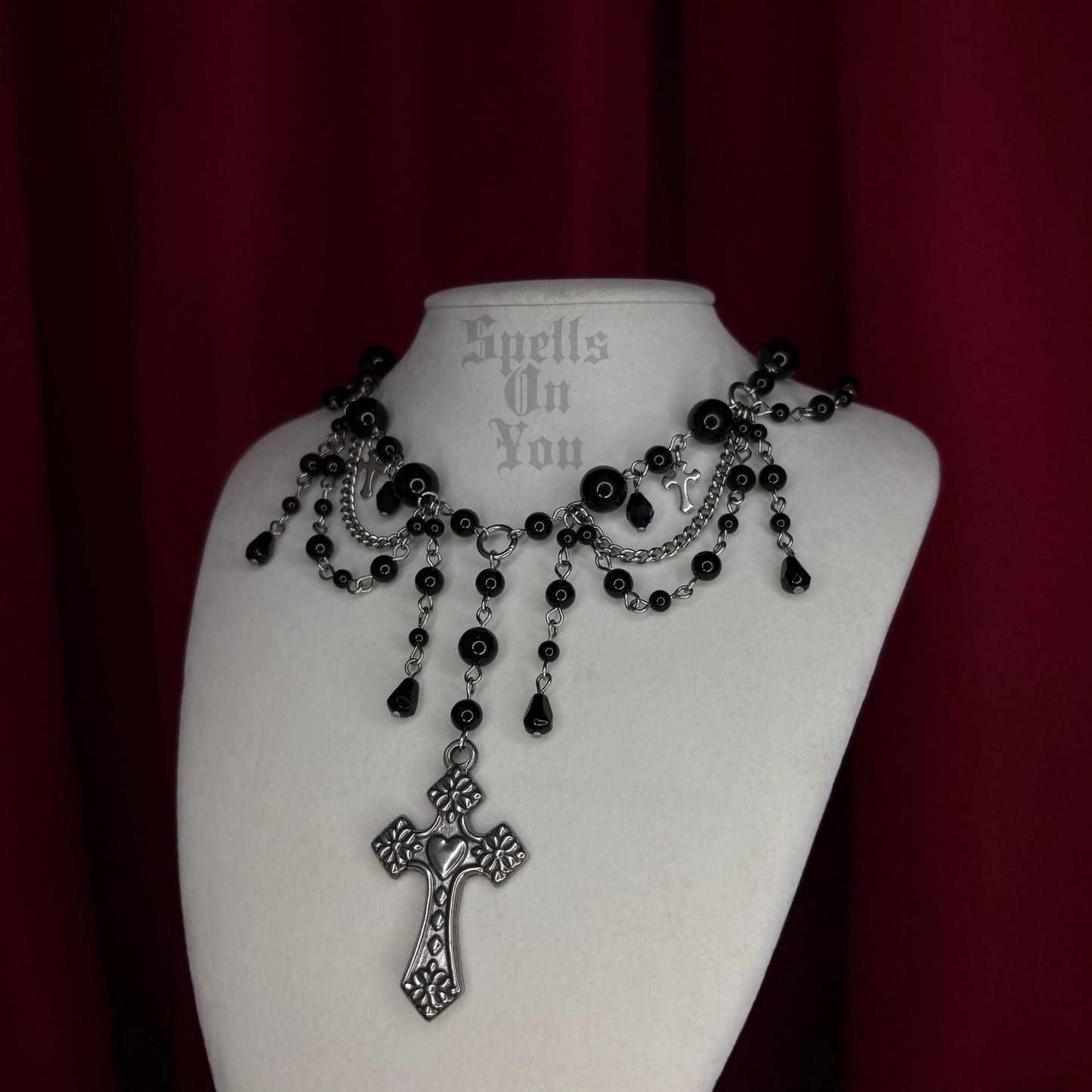 '𝕮𝖊𝖗𝖊𝖒𝖔𝖓𝖞' 𝕭𝖊𝖆𝖉𝖊𝖉 𝕮𝖗𝖔𝖘𝖘 𝕹𝖊𝖈𝖐𝖑𝖆𝖈𝖊