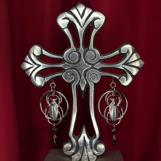 ‘𝖑𝖔𝖛𝖊 𝖇𝖚𝖌’ 𝖍𝖔𝖔𝖕 𝖊𝖆𝖗𝖗𝖎𝖓𝖌𝖘