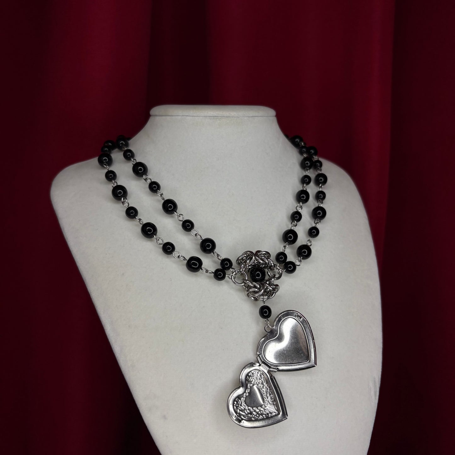 ‘𝖘𝖙𝖗𝖆𝖓𝖌𝖊 𝖑𝖚𝖛’ 𝖇𝖊𝖆𝖉𝖊𝖉 𝖓𝖊𝖈𝖐𝖑𝖆𝖈𝖊