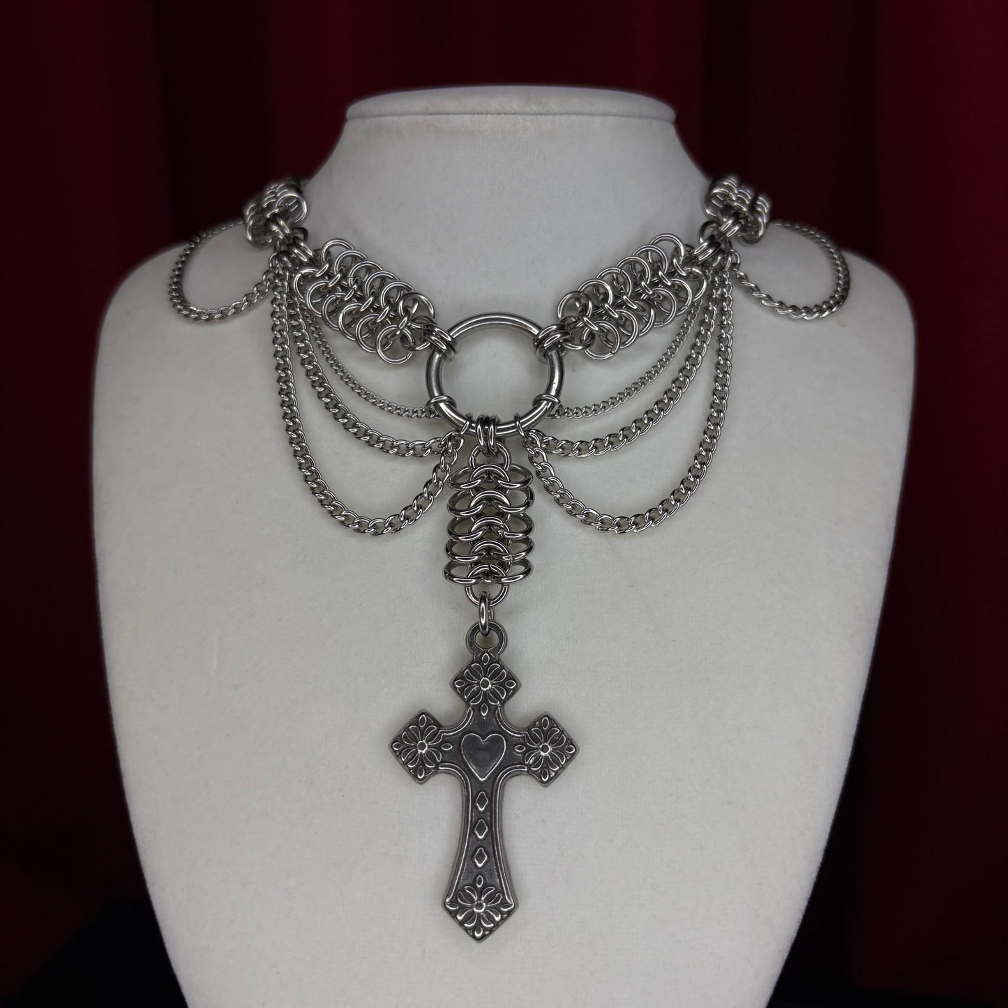 '𝕮𝖊𝖗𝖊𝖒𝖔𝖓𝖞' 𝕮𝖍𝖆𝖎𝖓𝖒𝖆𝖎𝖑 𝕮𝖗𝖔𝖘𝖘 𝕹𝖊𝖈𝖐𝖑𝖆𝖈𝖊