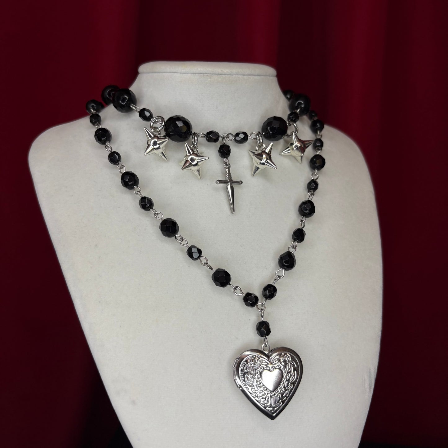 ‘𝖘𝖙𝖗𝖆𝖓𝖌𝖊 𝖑𝖚𝖛’ 𝖑𝖆𝖞𝖊𝖗𝖊𝖉 𝖈𝖍𝖆𝖗𝖒 𝖓𝖊𝖈𝖐𝖑𝖆𝖈𝖊