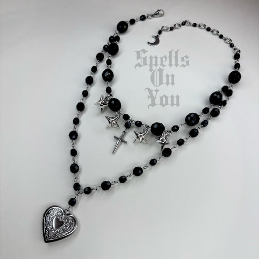 ‘𝖘𝖙𝖗𝖆𝖓𝖌𝖊 𝖑𝖚𝖛’ 𝖑𝖆𝖞𝖊𝖗𝖊𝖉 𝖈𝖍𝖆𝖗𝖒 𝖓𝖊𝖈𝖐𝖑𝖆𝖈𝖊