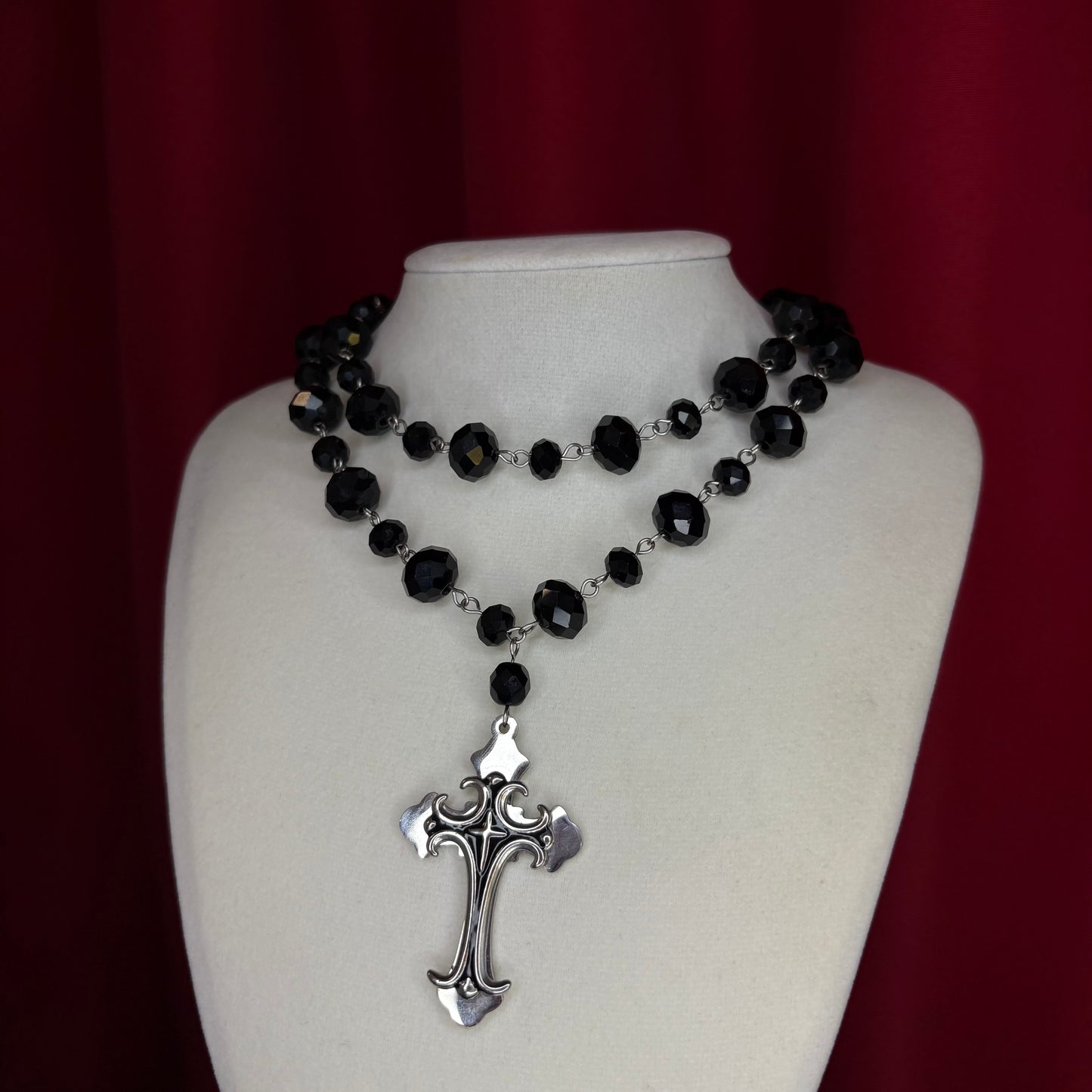 𝖑𝖆𝖞𝖊𝖗𝖊𝖉 𝖓𝖊𝖈𝖐𝖑𝖆𝖈𝖊