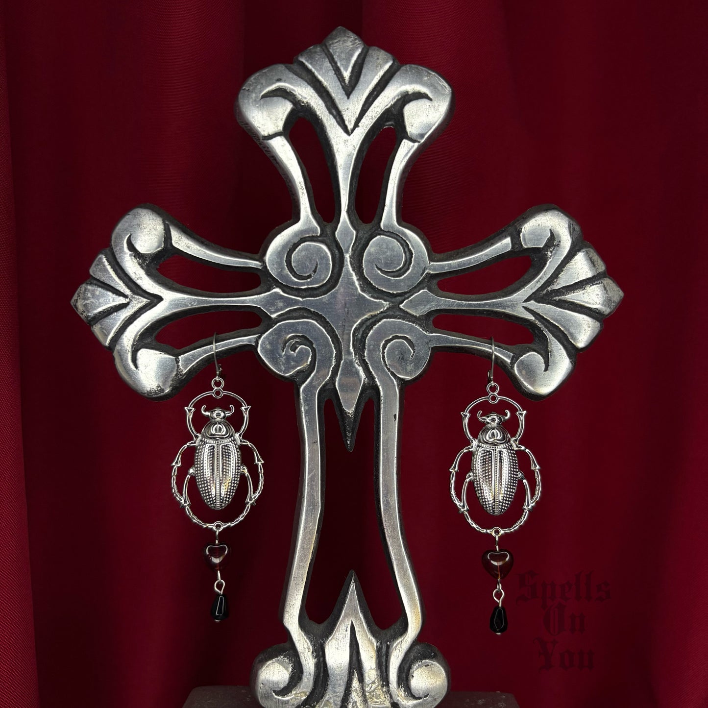 ‘𝖑𝖔𝖛𝖊 𝖇𝖚𝖌’ 𝖍𝖔𝖔𝖕 𝖊𝖆𝖗𝖗𝖎𝖓𝖌𝖘