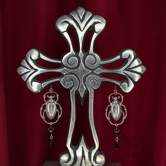 ‘𝖑𝖔𝖛𝖊 𝖇𝖚𝖌’ 𝖍𝖔𝖔𝖕 𝖊𝖆𝖗𝖗𝖎𝖓𝖌𝖘