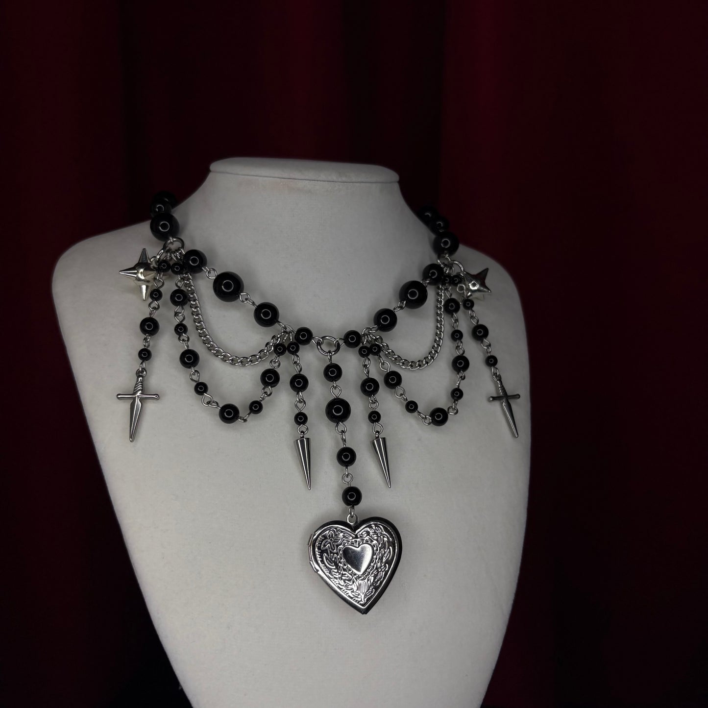 '𝕾𝖙𝖗𝖆𝖓𝖌𝖊 𝕷𝖚𝖛' 𝕭𝖊𝖆𝖉𝖊𝖉 𝕮𝖍𝖆𝖗𝖒 𝕷𝖆𝖞𝖊𝖗𝖊𝖉 𝕹𝖊𝖈𝖐𝖑𝖆𝖈𝖊