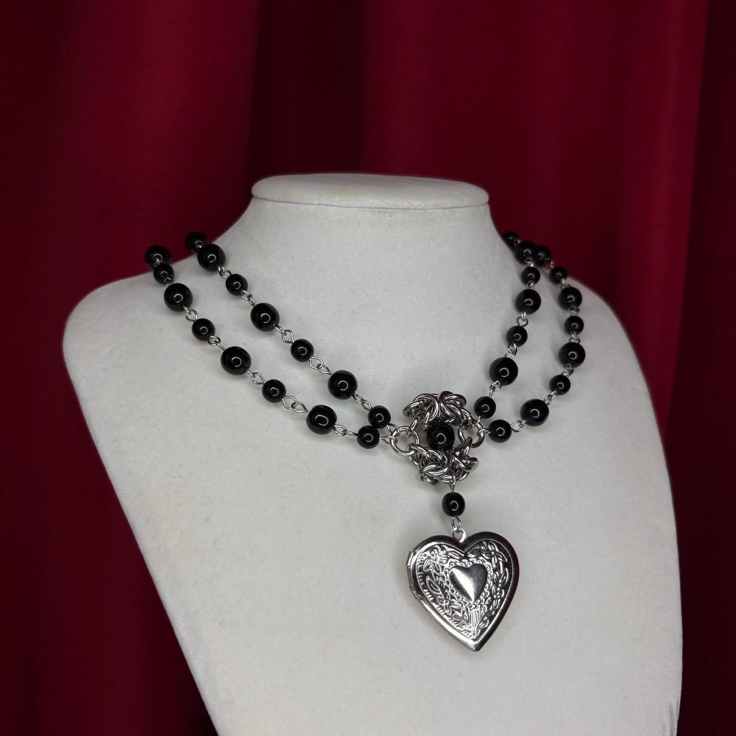 ‘𝖘𝖙𝖗𝖆𝖓𝖌𝖊 𝖑𝖚𝖛’ 𝖇𝖊𝖆𝖉𝖊𝖉 𝖓𝖊𝖈𝖐𝖑𝖆𝖈𝖊